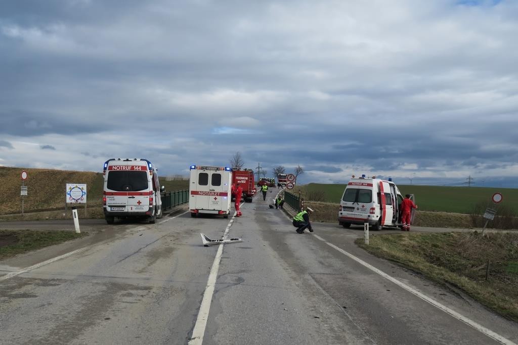 Verkehrsunfall mit Menschenrettung – 2016-02-11