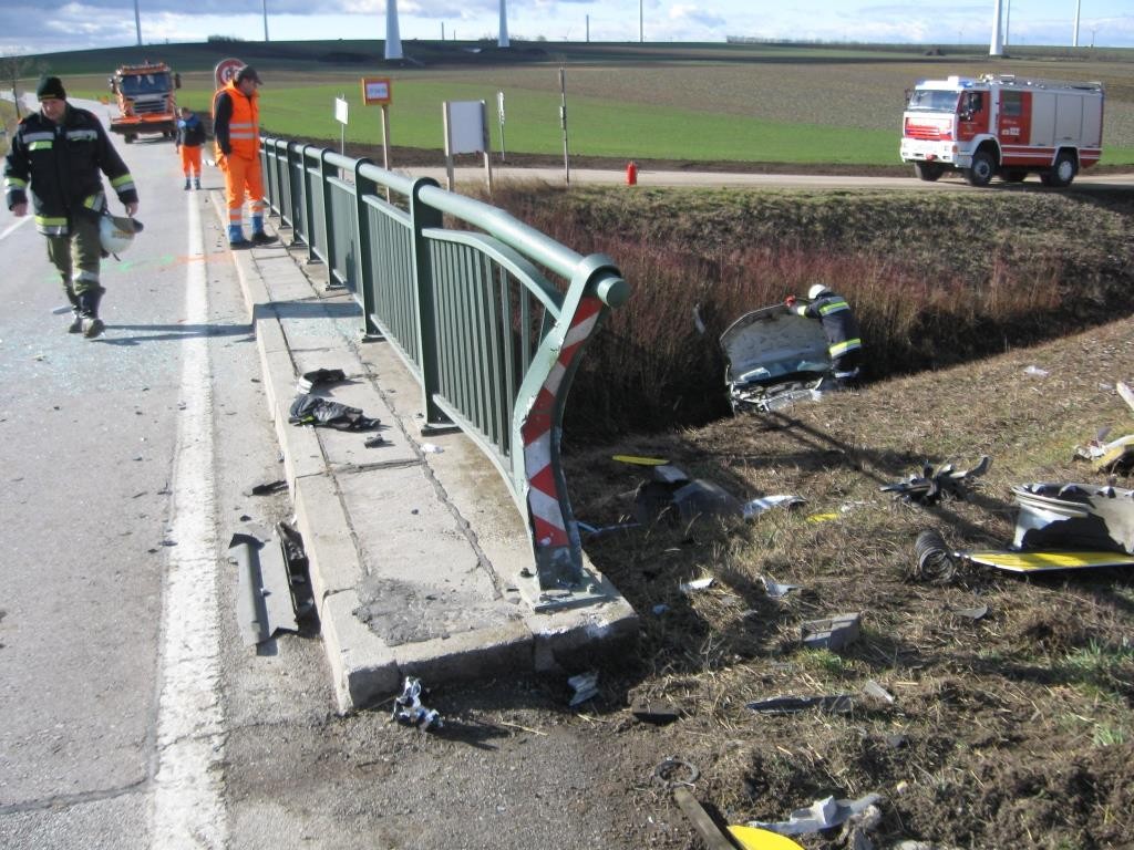 Verkehrsunfall mit Menschenrettung – 2016-02-11