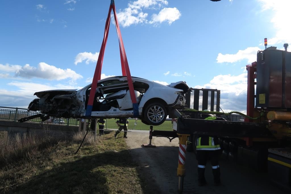 Verkehrsunfall mit Menschenrettung – 2016-02-11