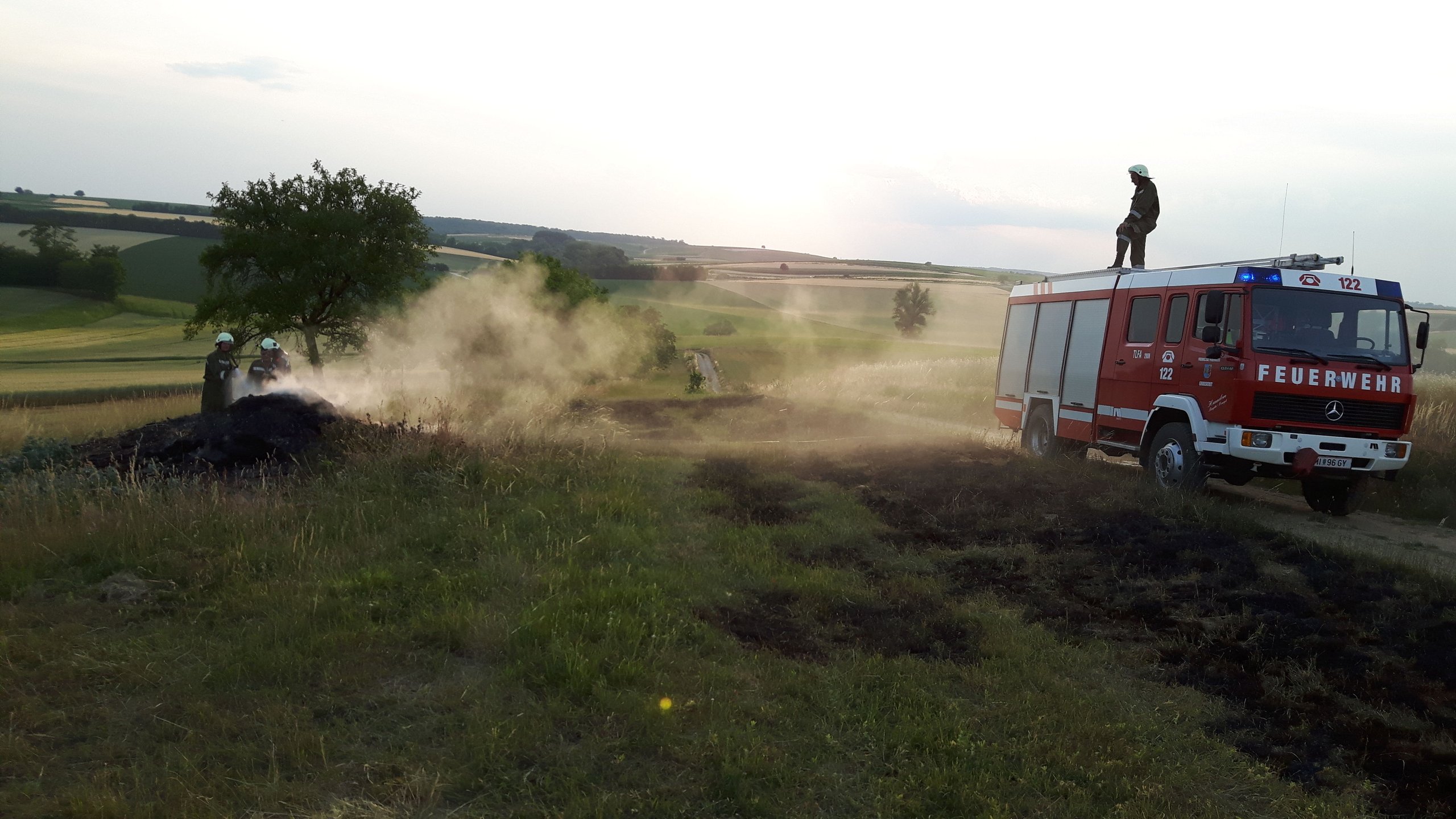 Tanklöschfahrzeug der Feuerwehr Großkrut bei einem Flurbrand im Weinviertel