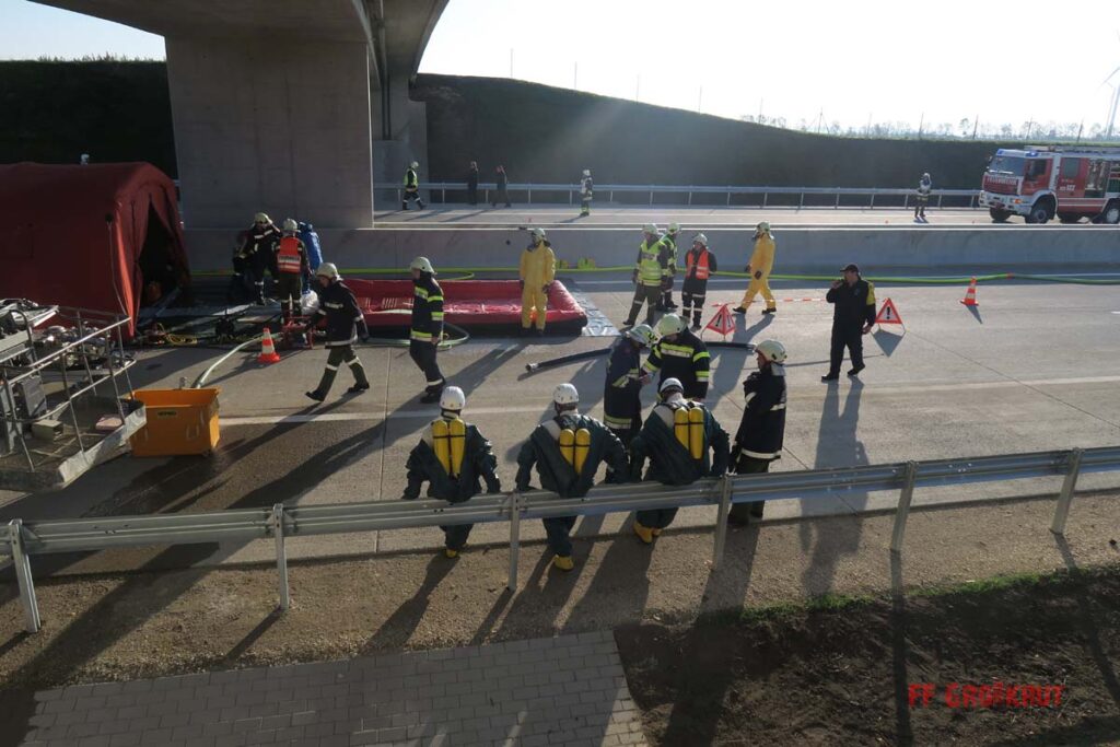 4.11.2017 Schadstoff Viertelsübung auf der A5, Anschlussstelle Großkrut