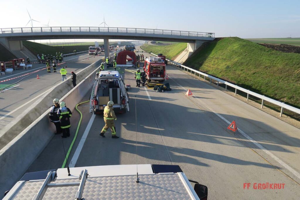 4.11.2017 Schadstoff Viertelsübung auf der A5, Anschlussstelle Großkrut