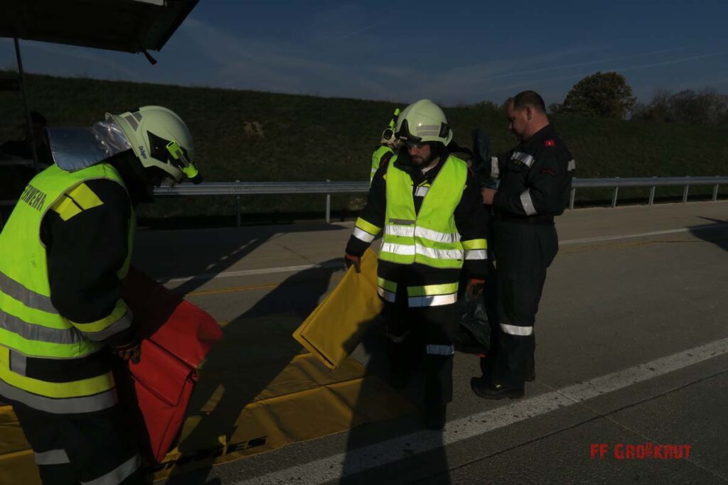 4.11.2017 Schadstoff Viertelsübung auf der A5, Anschlussstelle Großkrut