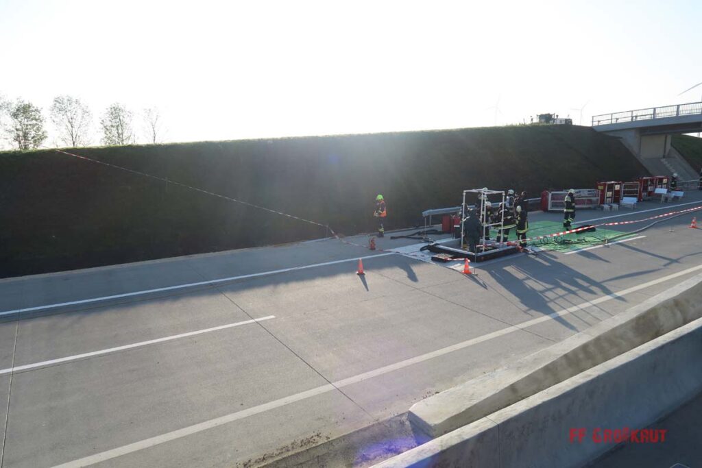 4.11.2017 Schadstoff Viertelsübung auf der A5, Anschlussstelle Großkrut