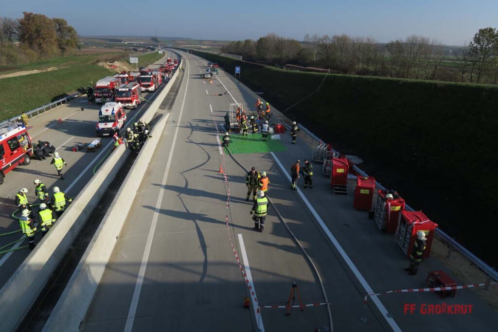 4.11.2017 Schadstoff Viertelsübung auf der A5, Anschlussstelle Großkrut