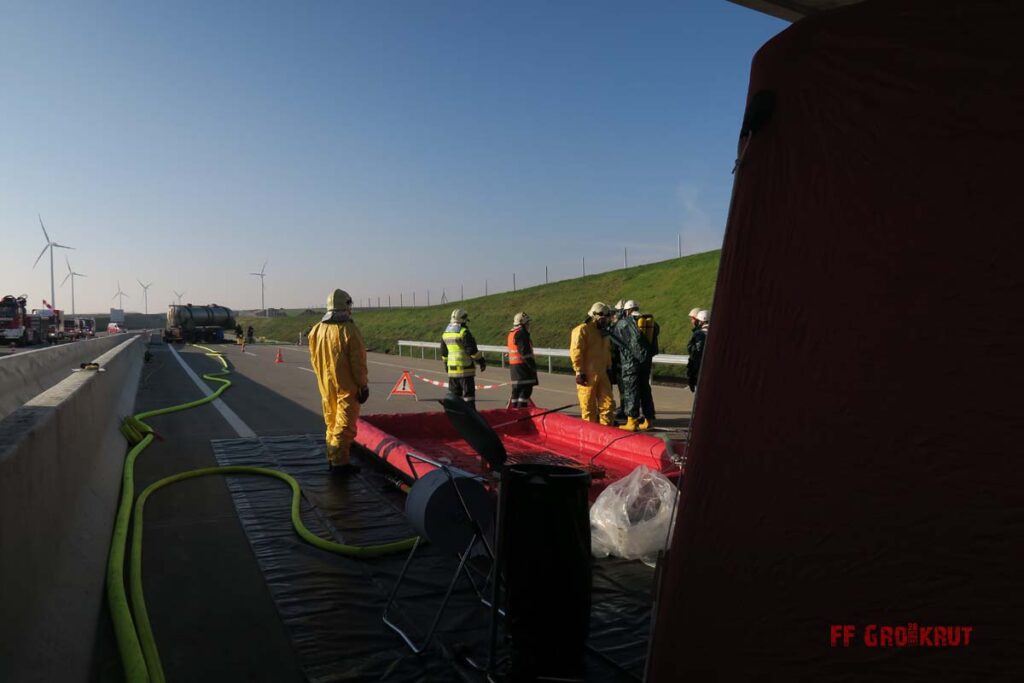 4.11.2017 Schadstoff Viertelsübung auf der A5, Anschlussstelle Großkrut