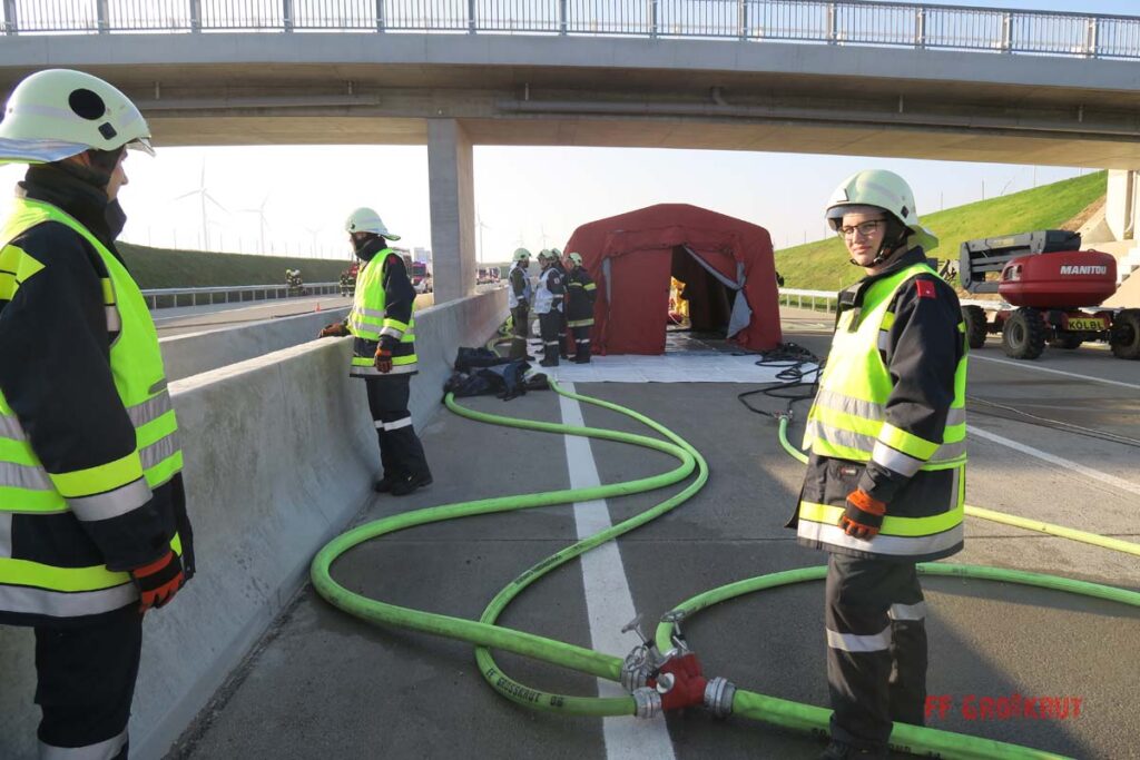 4.11.2017 Schadstoff Viertelsübung auf der A5, Anschlussstelle Großkrut