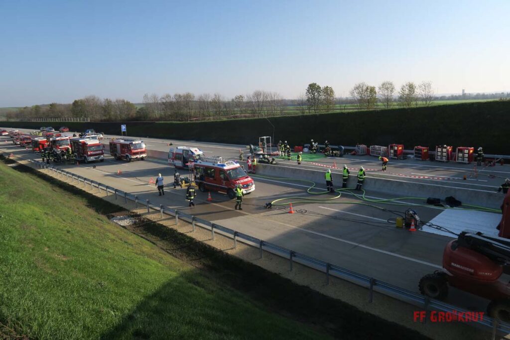 4.11.2017 Schadstoff Viertelsübung auf der A5, Anschlussstelle Großkrut