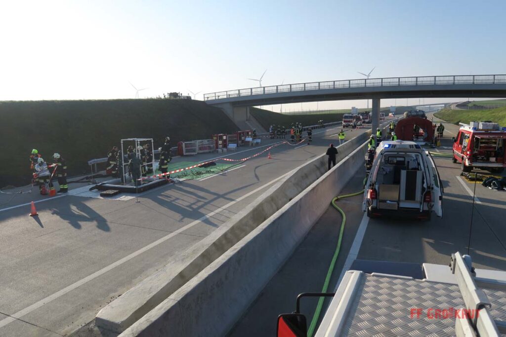 4.11.2017 Schadstoff Viertelsübung auf der A5, Anschlussstelle Großkrut