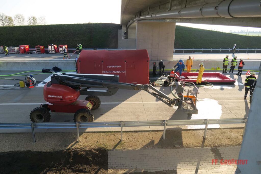 4.11.2017 Schadstoff Viertelsübung auf der A5, Anschlussstelle Großkrut