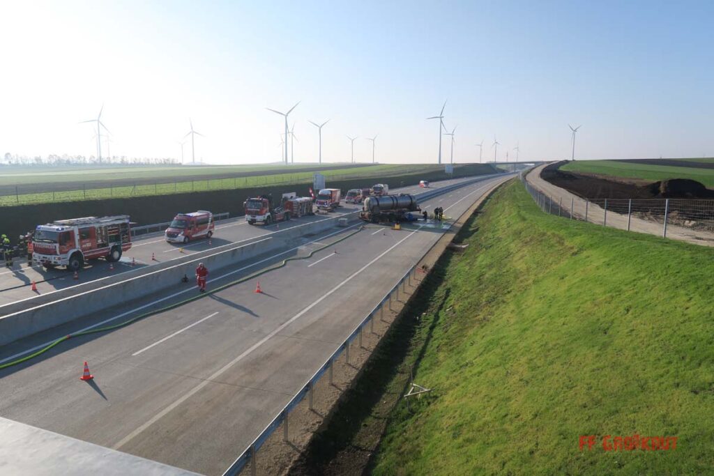 4.11.2017 Schadstoff Viertelsübung auf der A5, Anschlussstelle Großkrut