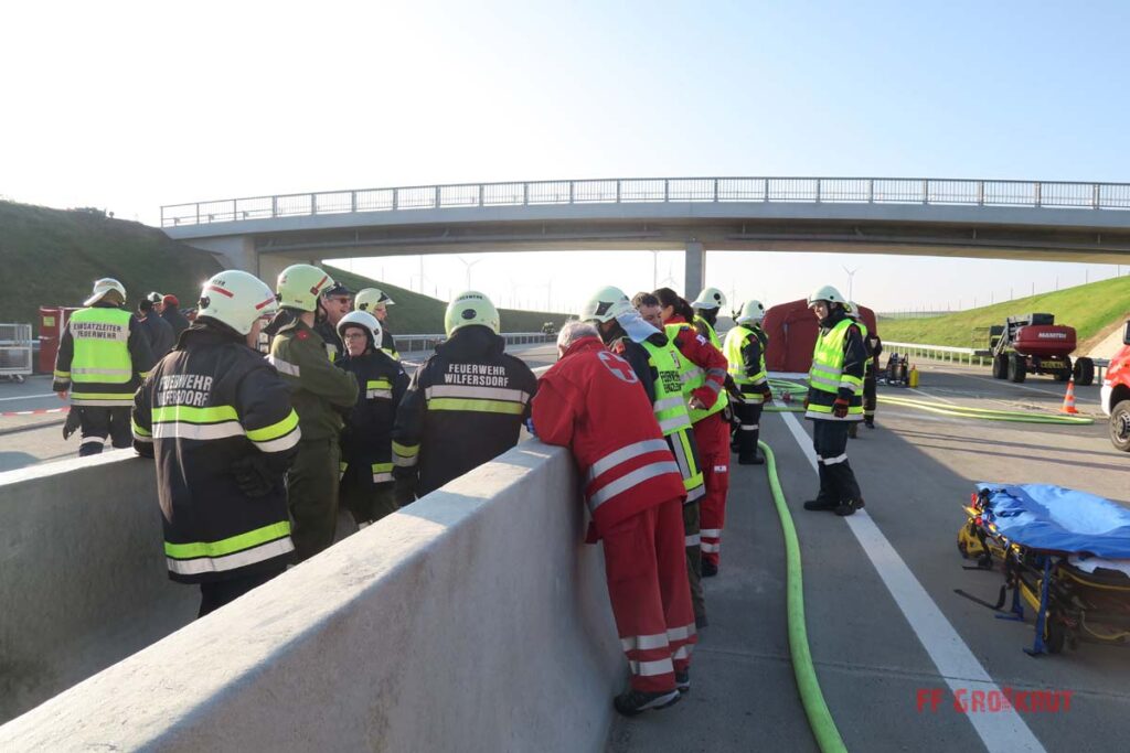 4.11.2017 Schadstoff Viertelsübung auf der A5, Anschlussstelle Großkrut