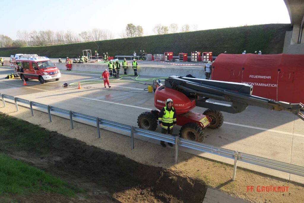 4.11.2017 Schadstoff Viertelsübung auf der A5, Anschlussstelle Großkrut