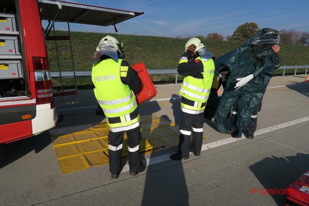 4.11.2017 Schadstoff Viertelsübung auf der A5, Anschlussstelle Großkrut