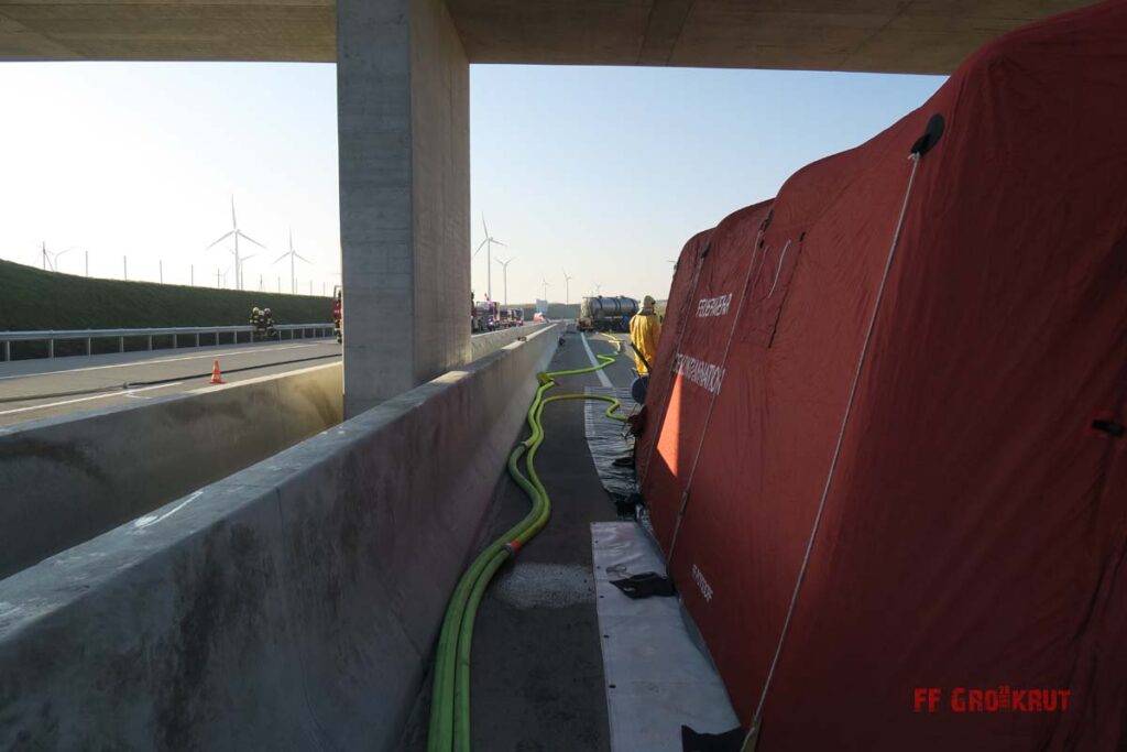 4.11.2017 Schadstoff Viertelsübung auf der A5, Anschlussstelle Großkrut