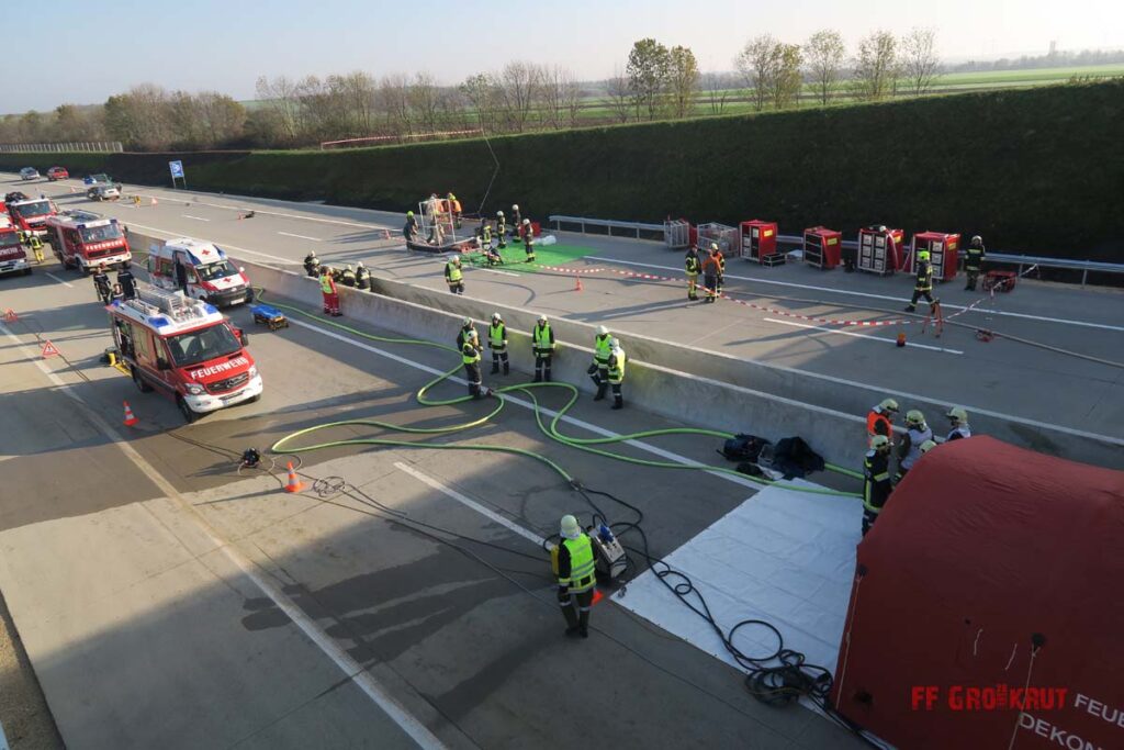4.11.2017 Schadstoff Viertelsübung auf der A5, Anschlussstelle Großkrut