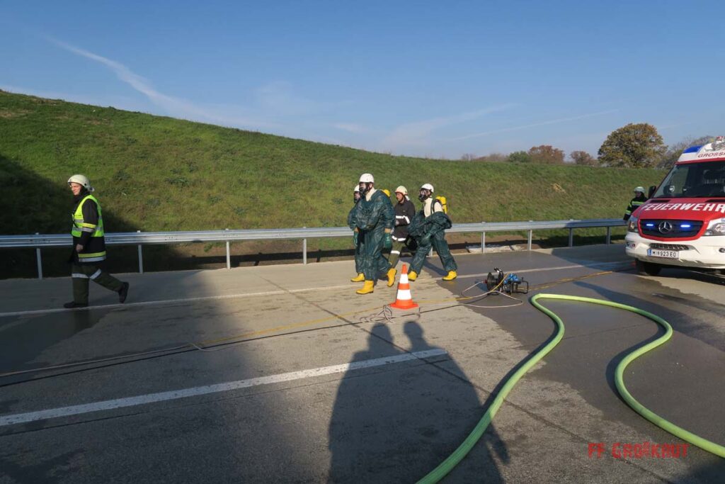 4.11.2017 Schadstoff Viertelsübung auf der A5, Anschlussstelle Großkrut