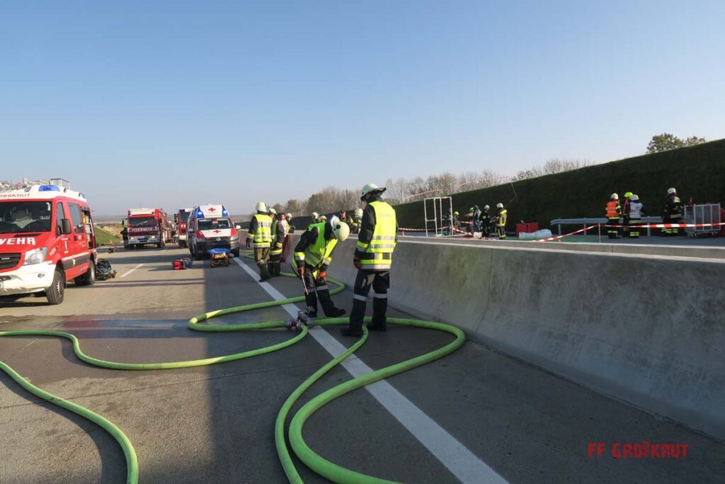 4.11.2017 Schadstoff Viertelsübung auf der A5, Anschlussstelle Großkrut