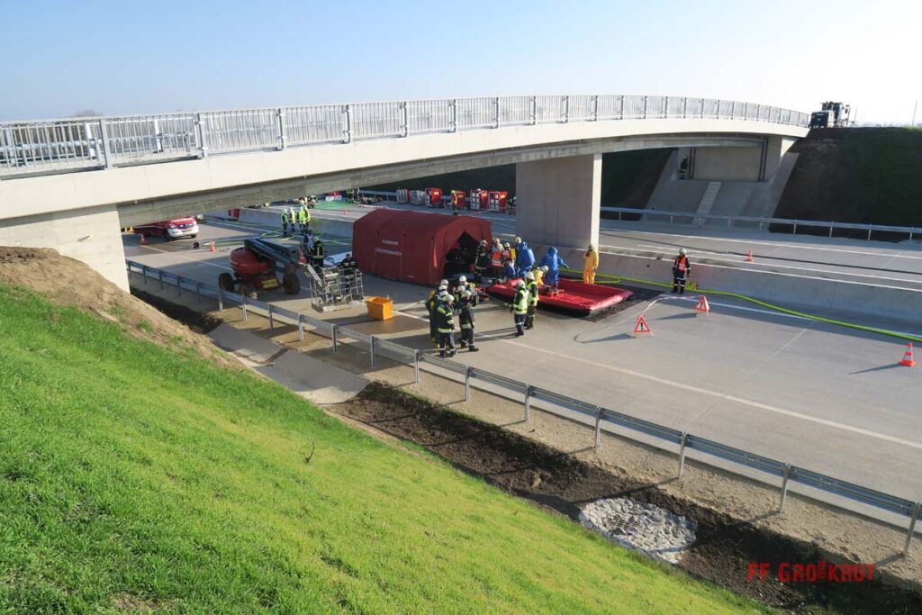 4.11.2017 Schadstoff Viertelsübung auf der A5, Anschlussstelle Großkrut