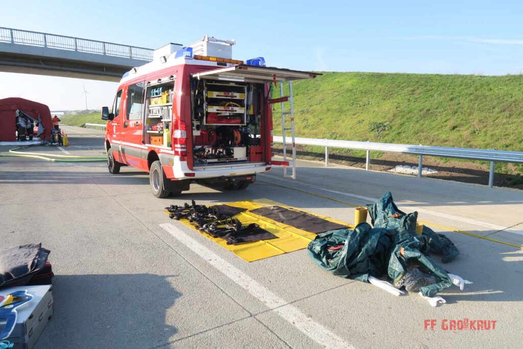 4.11.2017 Schadstoff Viertelsübung auf der A5, Anschlussstelle Großkrut