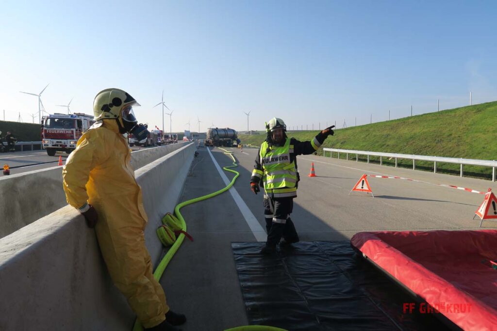4.11.2017 Schadstoff Viertelsübung auf der A5, Anschlussstelle Großkrut