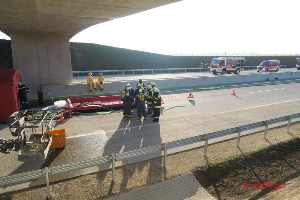 4.11.2017 Schadstoff Viertelsübung auf der A5, Anschlussstelle Großkrut