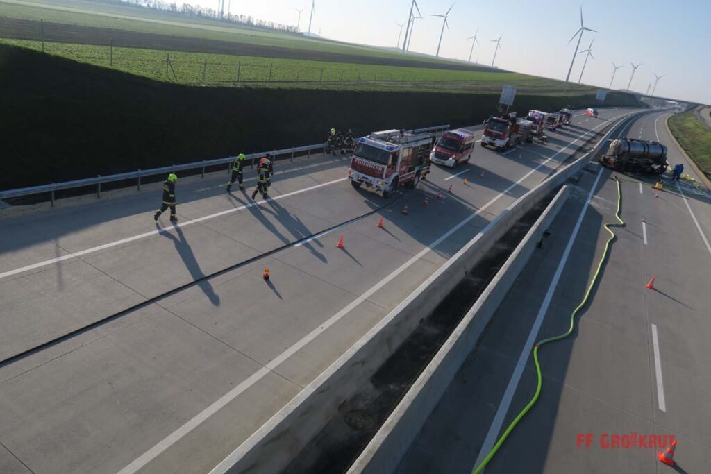 4.11.2017 Schadstoff Viertelsübung auf der A5, Anschlussstelle Großkrut