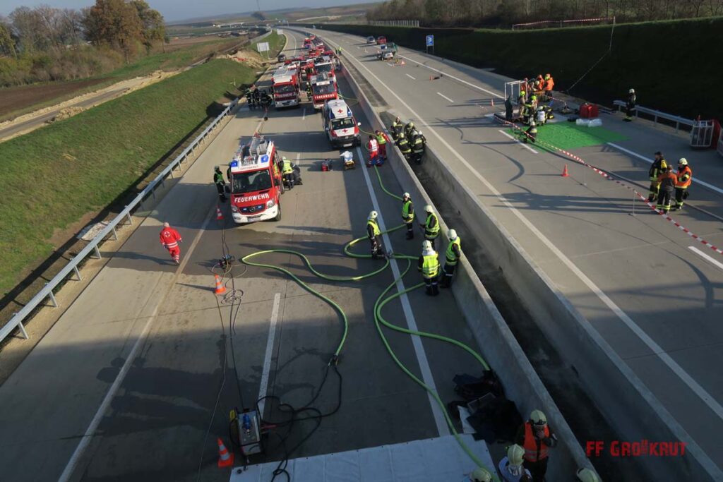 4.11.2017 Schadstoff Viertelsübung auf der A5, Anschlussstelle Großkrut