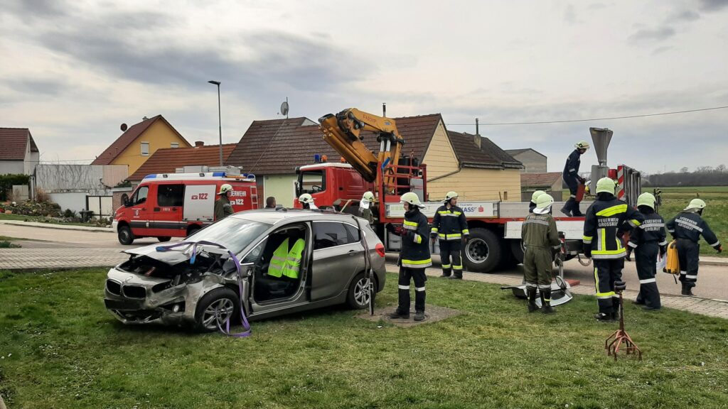 Verkehrsunfall mit eingekl. Person – 2023-03-24