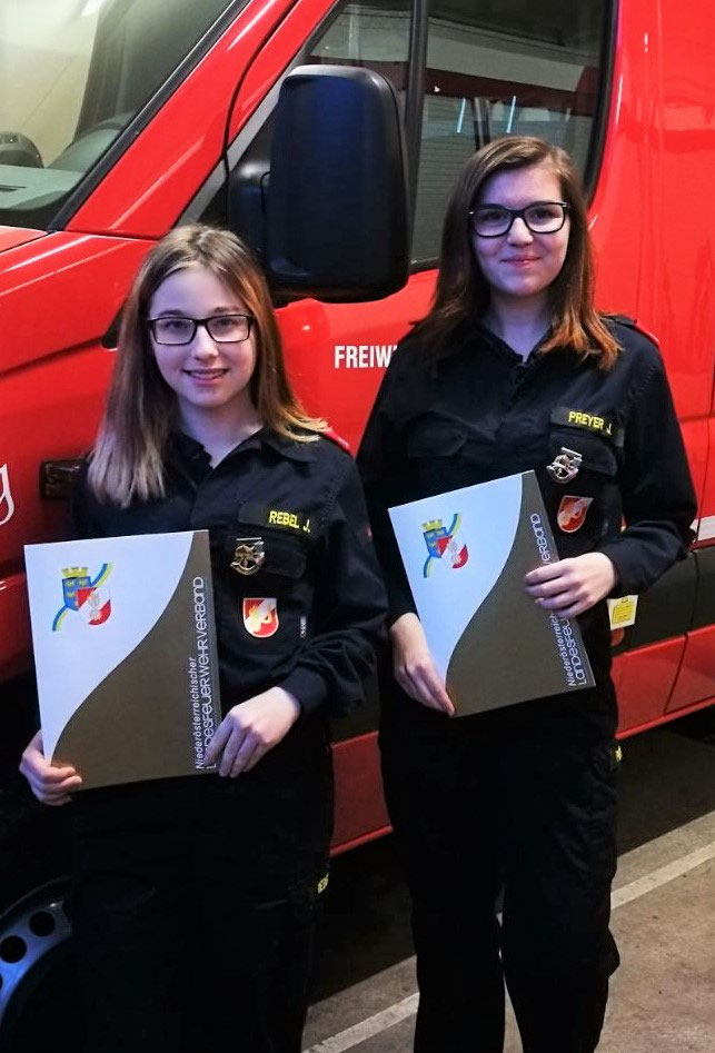 Julia Preyer und Jasmin Rebel holten sich das Feuerwehrjugendleistungsabzeichen in Gold!