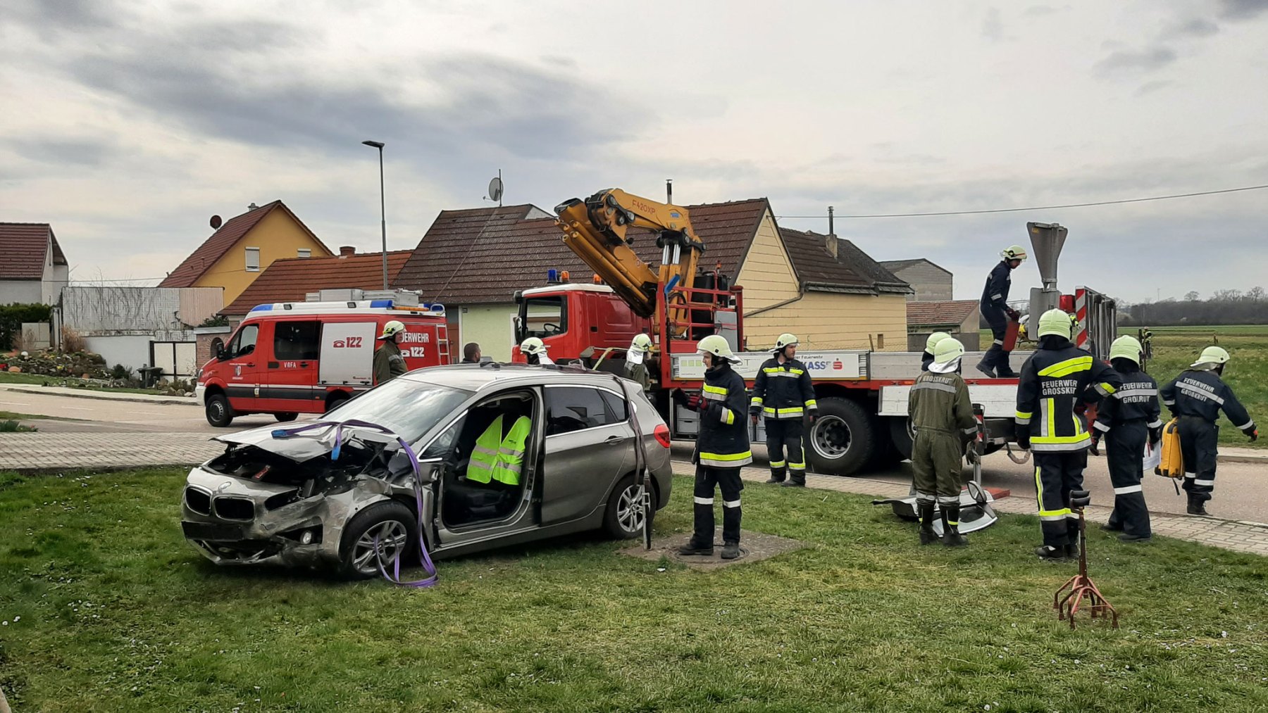 T2 – Verkehrsunfall mit eingekl. Person, Großkrut