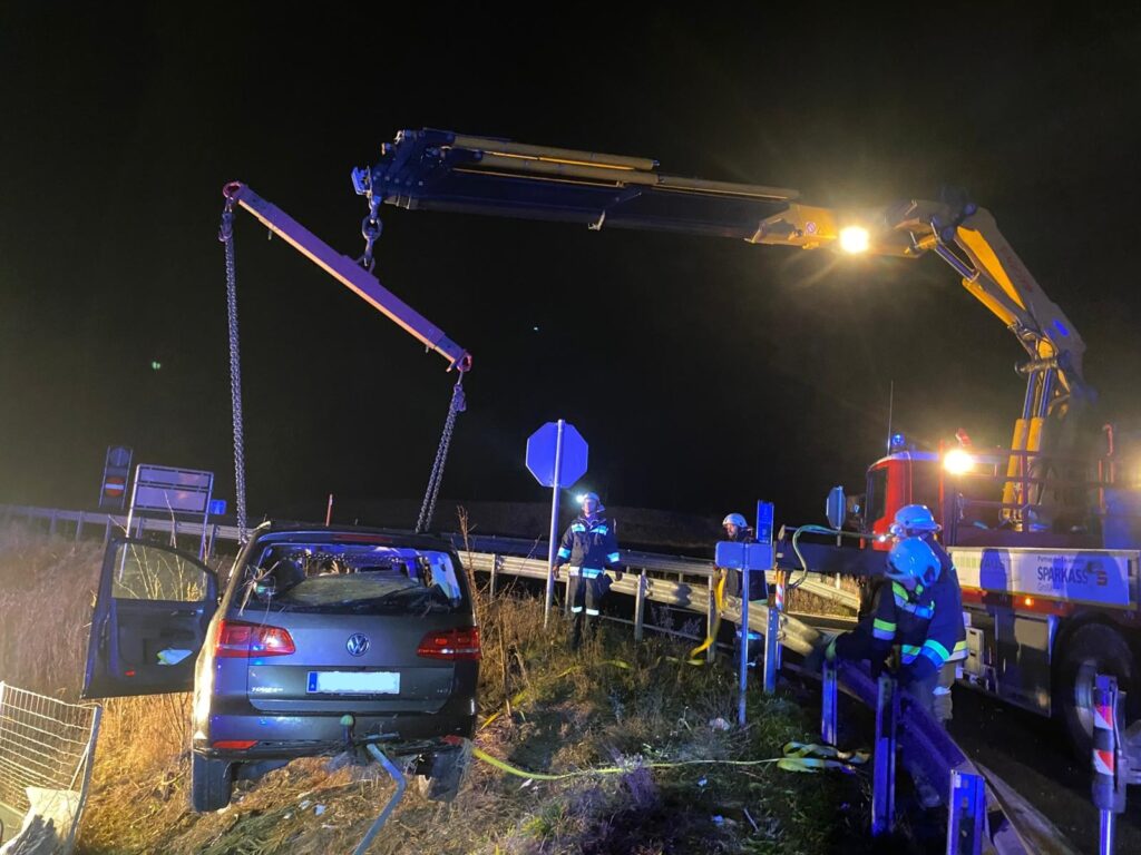 Verkehrsunfall mit Menschenrettung – 2025-12-08