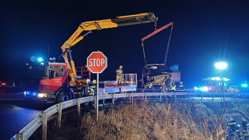 Verkehrsunfall mit Menschenrettung – 2025-12-08